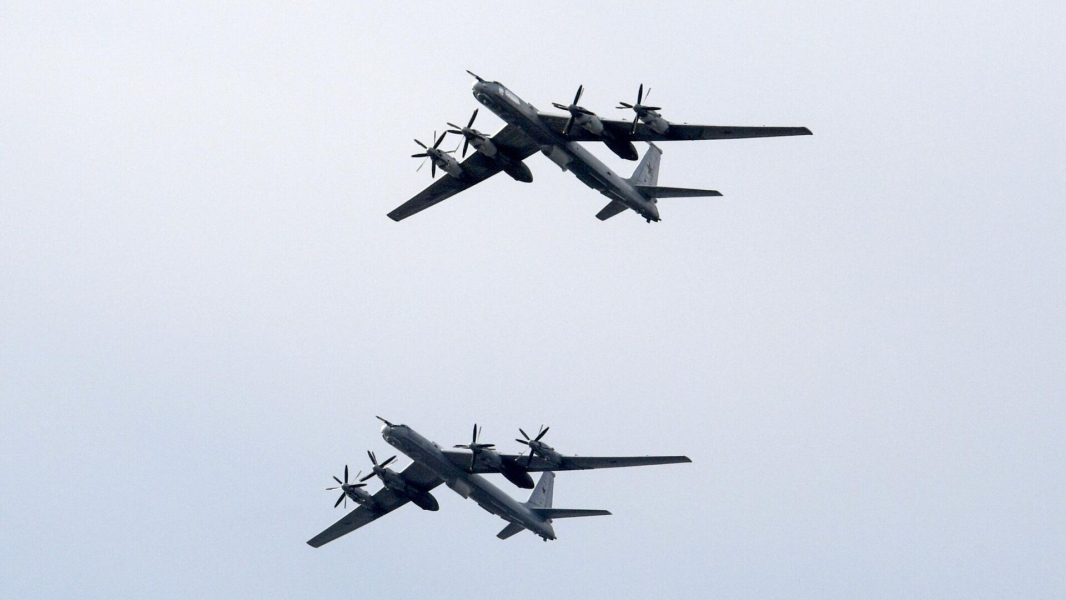 МО: Ту-142 Северного флота отработали дозаправку в воздухе над Баренцевым морем МО: Ту-142 Северного флота отработали дозаправку в воздухе над Баренцевым морем