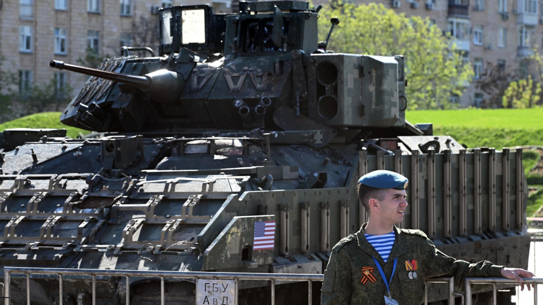 Бойцы "Центра" под Авдеевкой эвакуировали практически неповрежденную БМП Bradley Бойцы "Центра" под Авдеевкой эвакуировали практически неповрежденную БМП Bradley